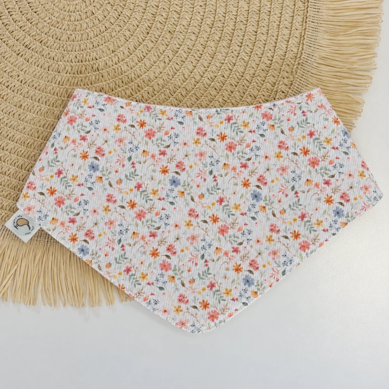 Bandana bebé personalizada tela Flores Piqué Jardín y Gofre rosa palo