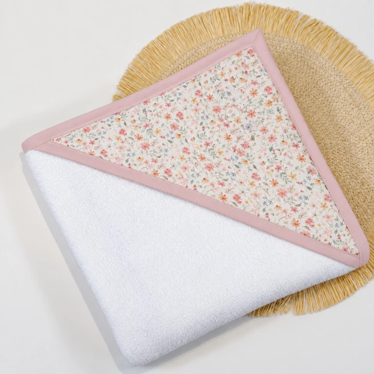 Capa de baño bebé personalizada con capucha de tela Flores Piqué Jardín