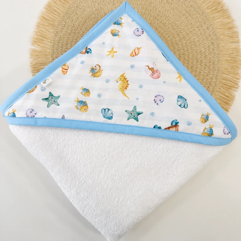 Capa de baño bebé personalizada con capucha de tela peces y rayas