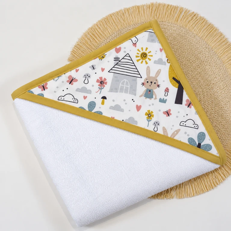 Capa de baño bebé personalizada con capucha de tela La casita de Conejo