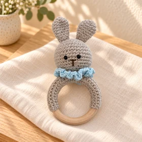 Sonajero de aro de conejo amigurumi
