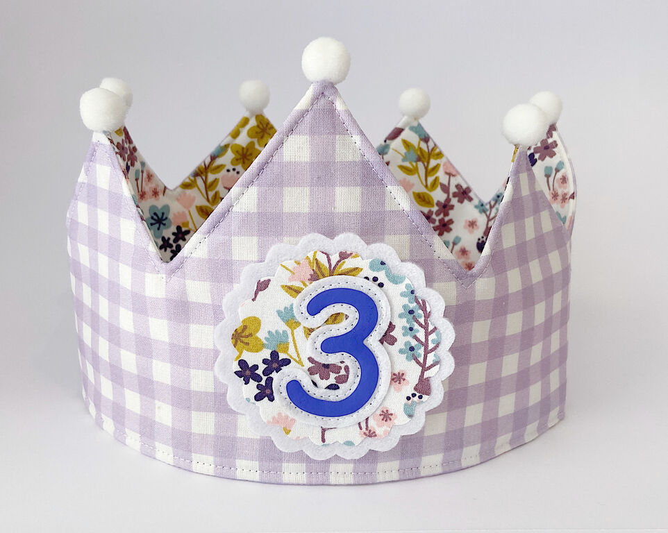 Corona de cumpleaños de tela vichy lila con interior de flores pastel