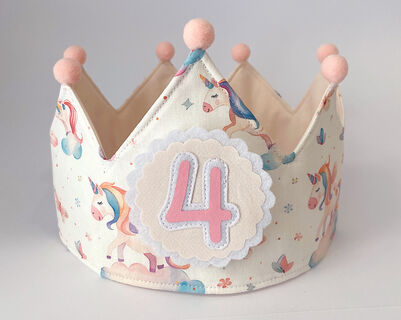 Corona de cumpleaños de tela de unicornios con interior rosa pastel