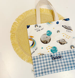 Bolsa con asas infantil de tela cohetes y planetas con cuadros vichy azul
