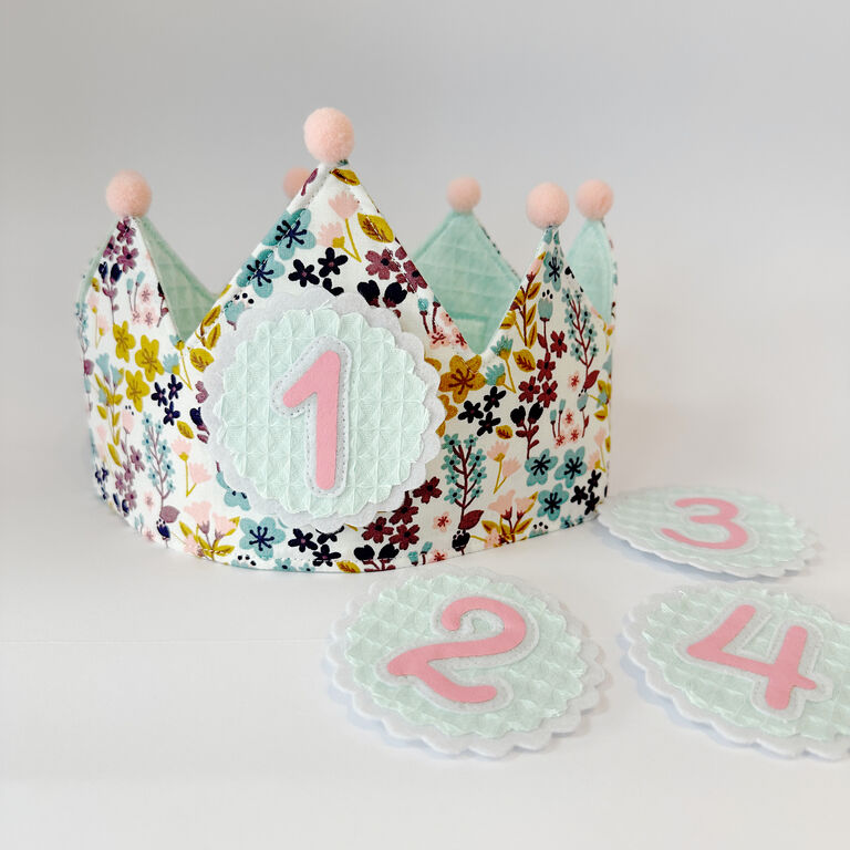 Corona de cumpleaños de tela de flores pastel con interior en gofre menta