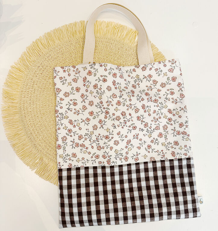 Bolsa con asas infantil de tela flores marrón y cuadros vichy marron