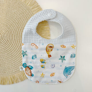 Babero de tela peces y rayas combinado con gofre azul bebé