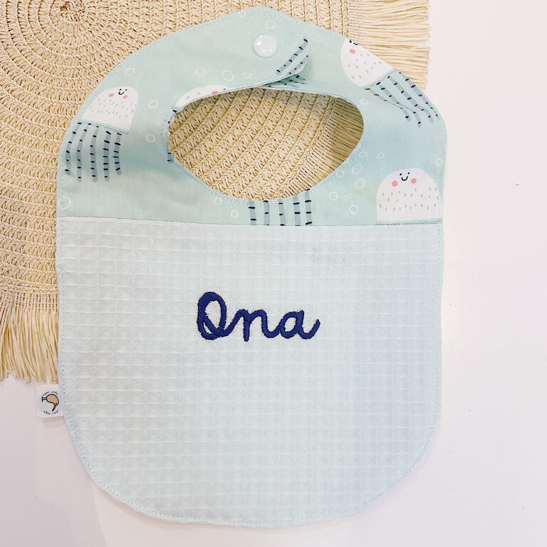 Babero de tela gofre menta y medusas mint con nombre bordado