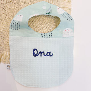 Babero de tela gofre menta y medusas mint con nombre bordado