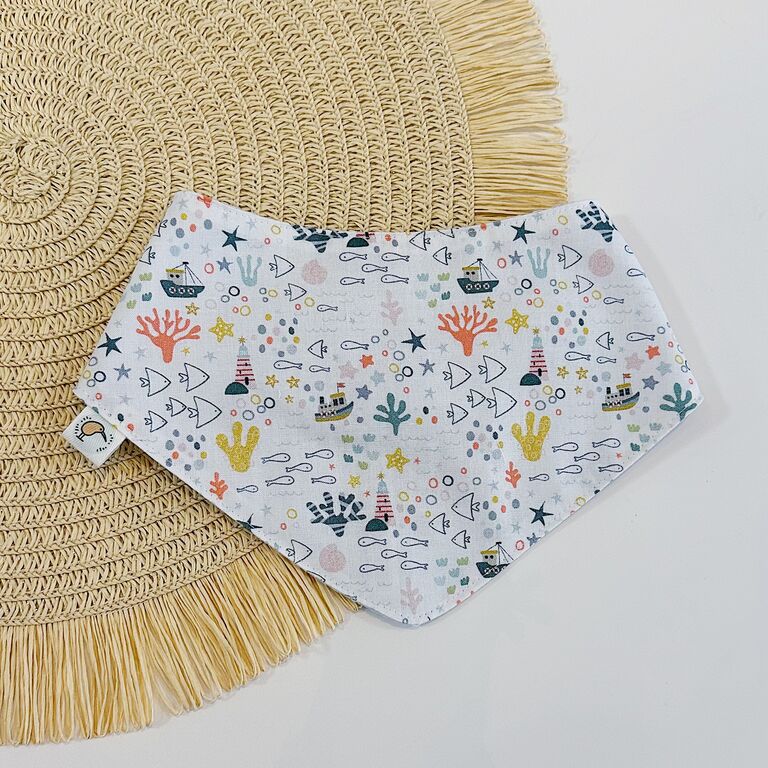 Bandana bebé personalizada de tela bajo el mar y gofre blanco
