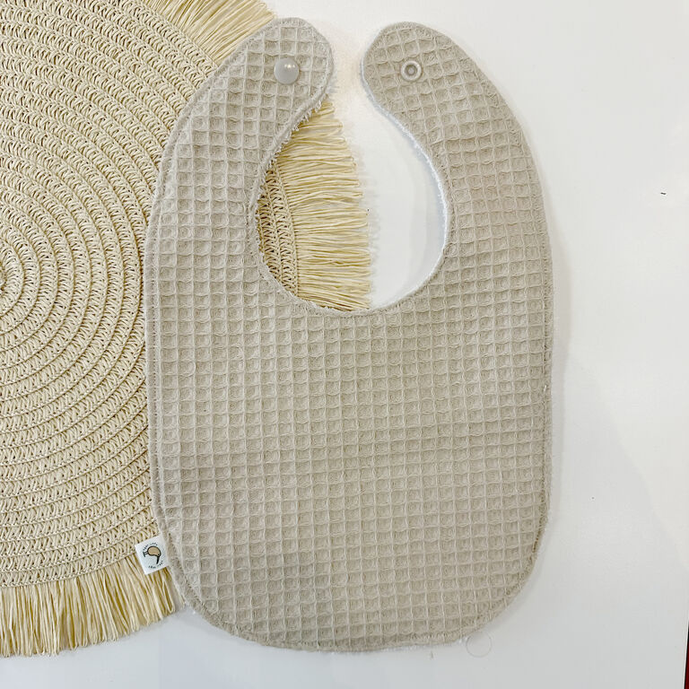 Babero de tela gofre beige y gofre beige con nombre bordado