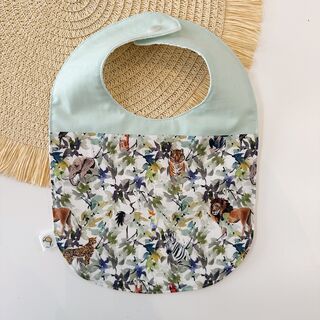 Babero de tela la selva y verde menta liso con nombre bordado