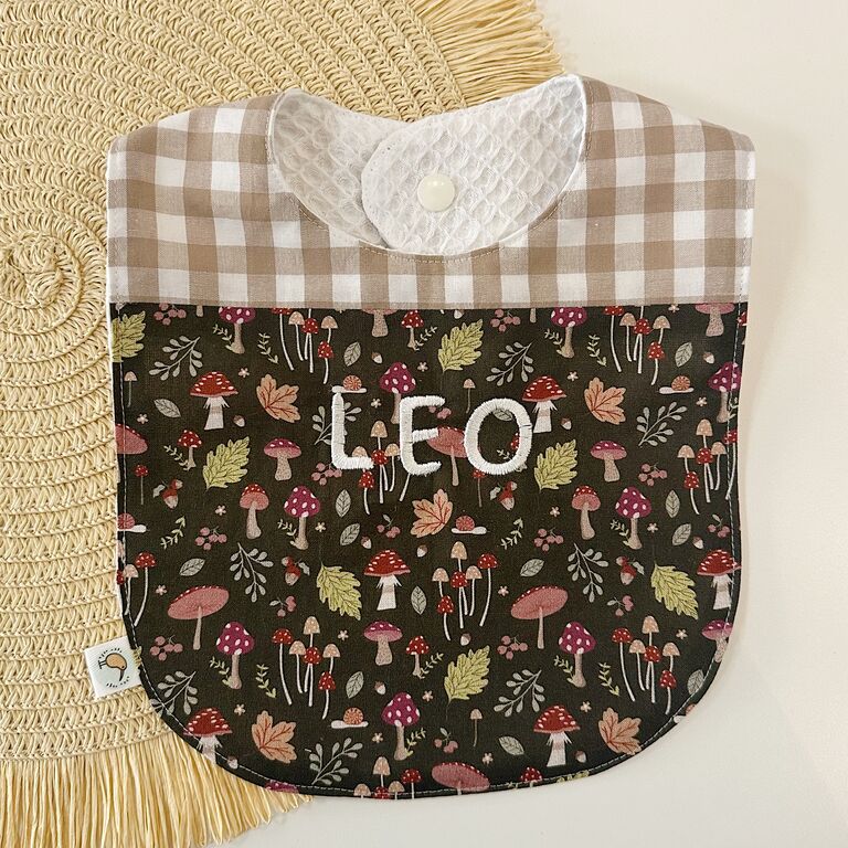 Babero de tela setas de otoño y vichy beige con nombre bordado