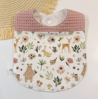 Babero de tela ciervos y flores y gofre rosa palo con nombre bordado