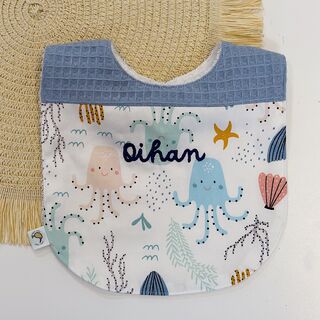 Babero de tela medusas multi y gofre azul con nombre bordado