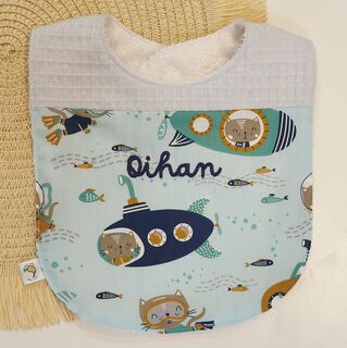 Babero de tela submarinos y gofre azul bebé con nombre bordado