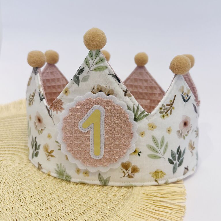 Corona de cumpleaños de tela ciervos y flores con interior gofre rosa