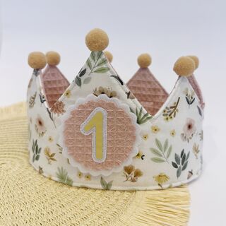 Corona de cumpleaños de tela ciervos y flores con interior gofre rosa