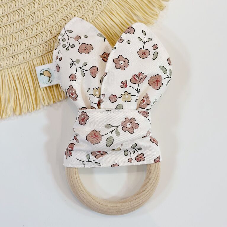 Mordedor bebé orejitas de tela mini flores marrón