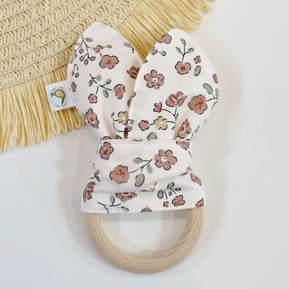 Mordedor bebé orejitas de tela mini flores marrón