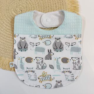 Babero de tela animales mint y gofre mint con nombre bordado