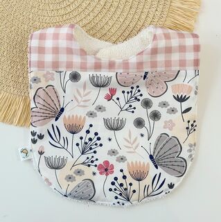 Babero de tela mariposas rosa y gris y vichy rosa con nombre bordado
