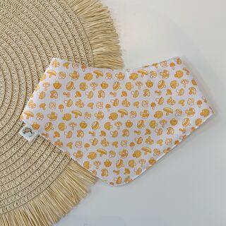 Babero bandana de tela setas amarillas y gofre blanco