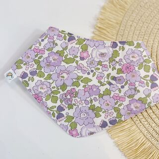 Babero bandana de tela flores liberty lila y gofre blanco
