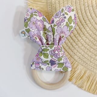 Mordedor bebé orejitas de tela flores liberty lila