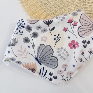 Bandana bebé personalizada de tela mariposas rosa y gris y rizo bambú blanco