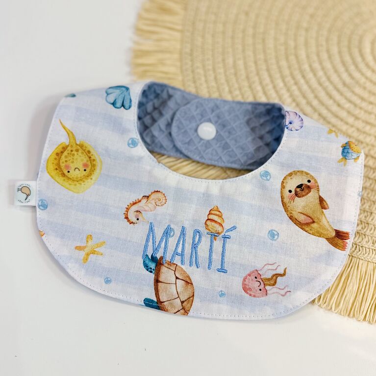 Secababitas bebé personalizado de tela peces y rayas y gofre azul