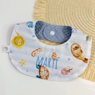 Secababitas bebé personalizado de tela peces y rayas y gofre azul