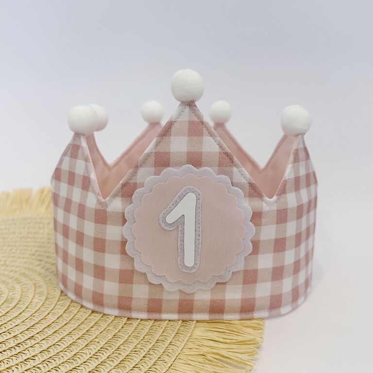 Corona de cumpleaños de tela vichy rosa con interior rosa bebé liso