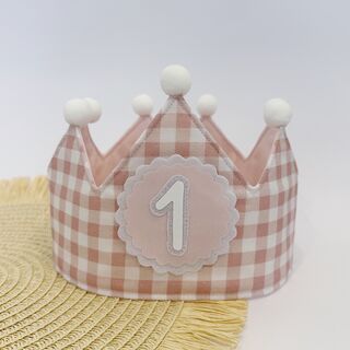 Corona de cumpleaños de tela vichy rosa con interior rosa bebé liso