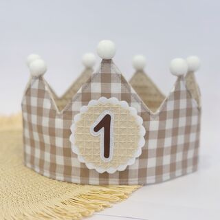 Corona de cumpleaños de tela vichy beige con interior gofre beige