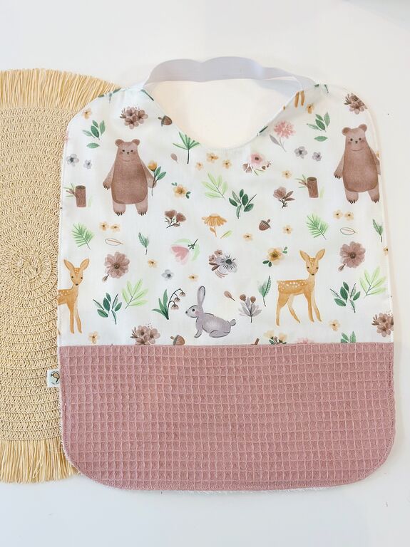 Babero guardería personalizado de tela ciervos y flores y gofre rosa palo