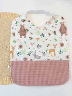 Babero guardería personalizado de tela ciervos y flores y gofre rosa palo