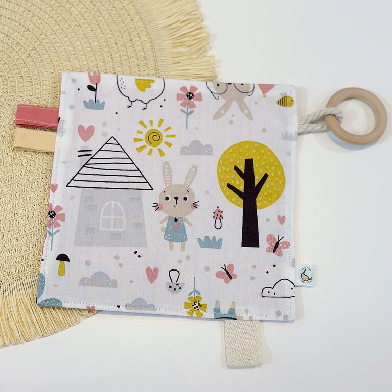 Mantita sensorial tela la casita de conejo y gofre rosa