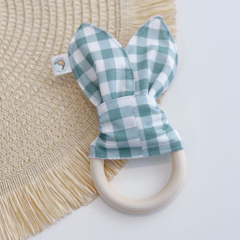 Mordedor bebé orejitas de tela vichy menta