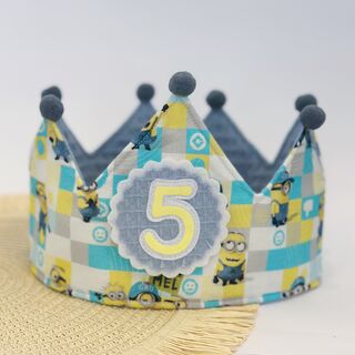 Corona de cumpleaños de tela minions con interior gofre azul