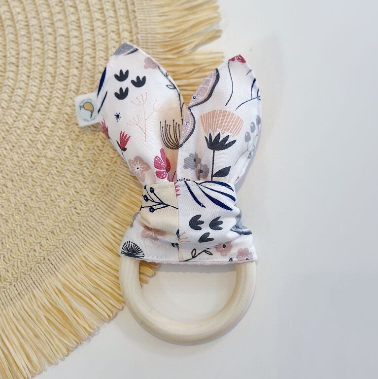 Mordedor bebé orejitas de tela mariposas rosa y gris