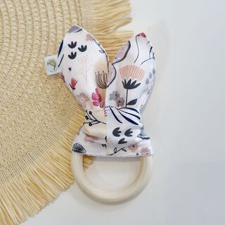 Mordedor bebé orejitas de tela mariposas rosa y gris