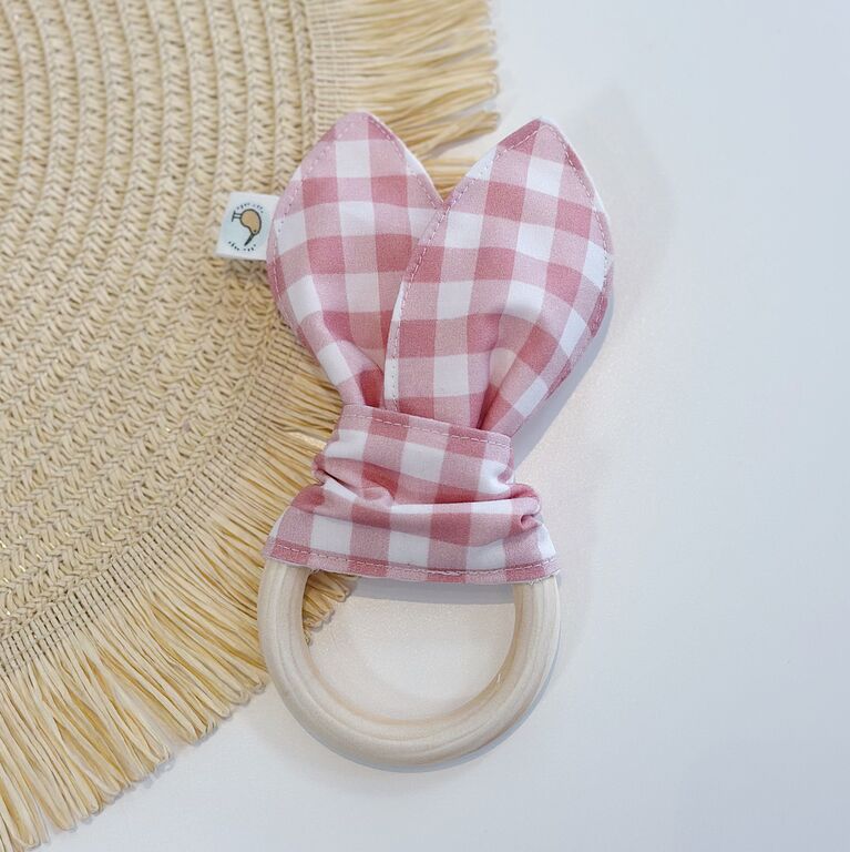 Mordedor bebé orejitas de tela vichy rosa