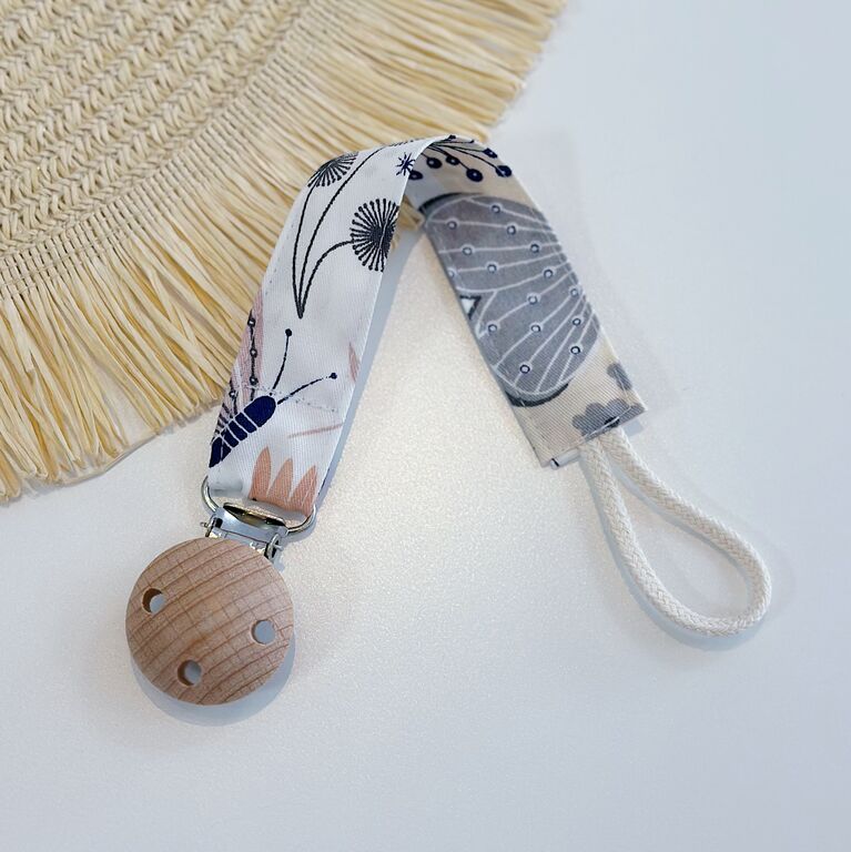 Chupetero personalizado de tela mariposas rosa y gris