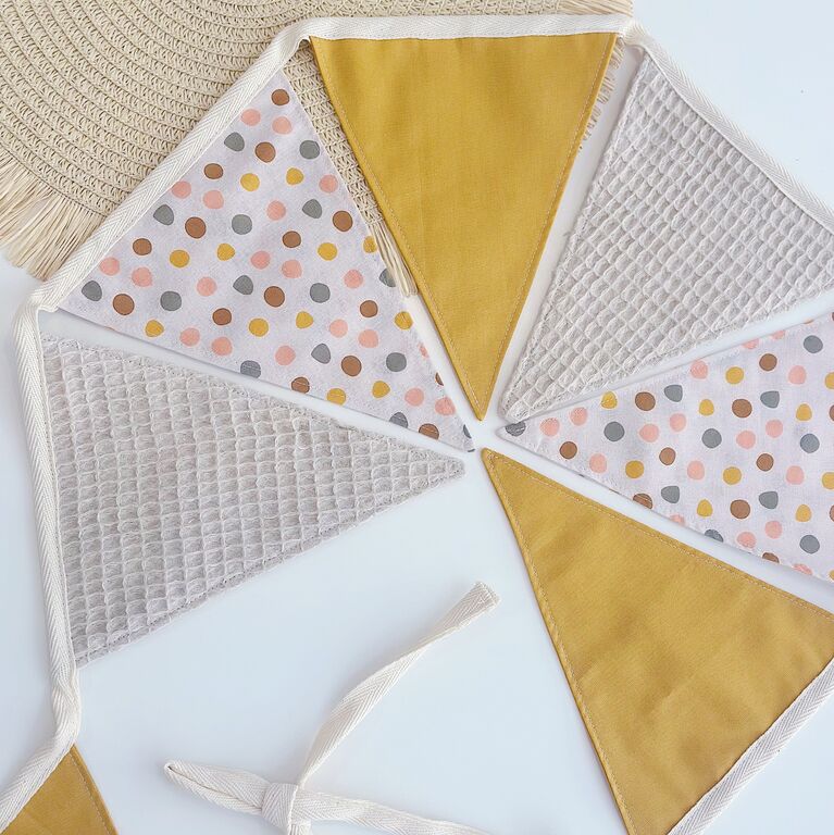 Banderines personalizados de tela topos de colores, mostaza y gofre beige