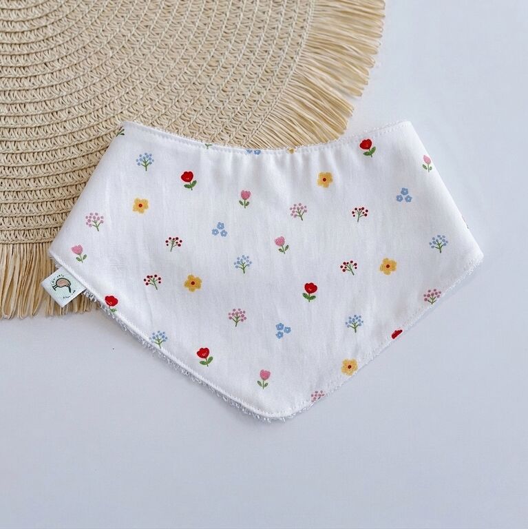 Bandana bebé personalizada de tela flores silvestres y rizo bambú blanco