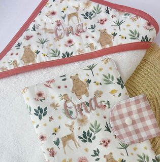 Conjunto capa de baño y portadocumentos tela ciervos y flores y vichy rosa