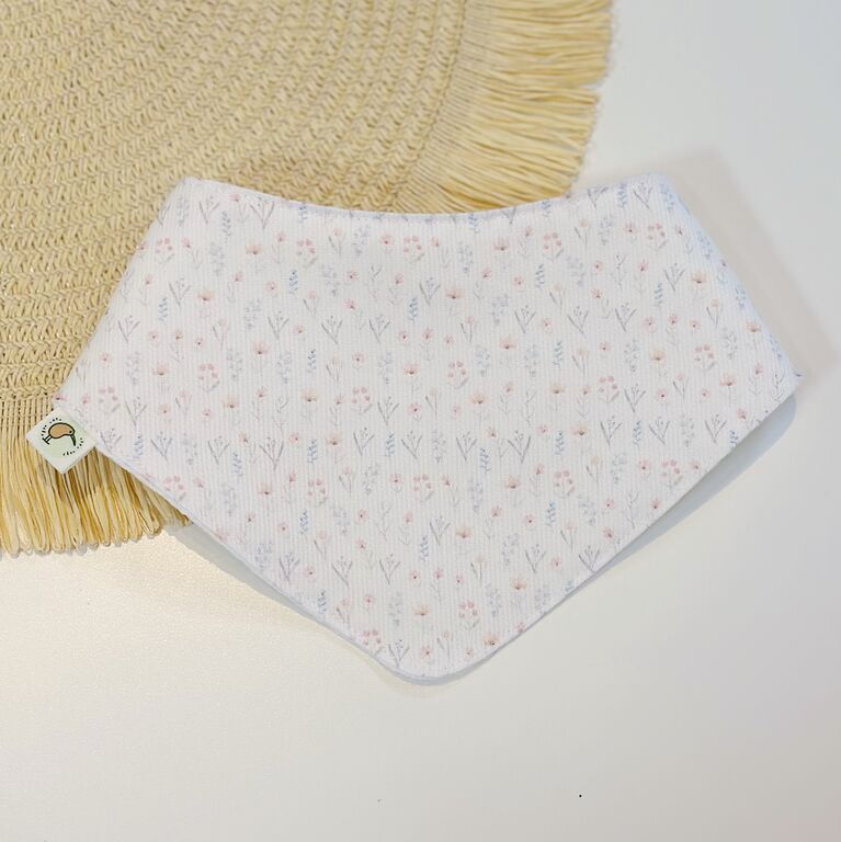 Bandana bebé personalizada de tela flores nube y gofre blanco