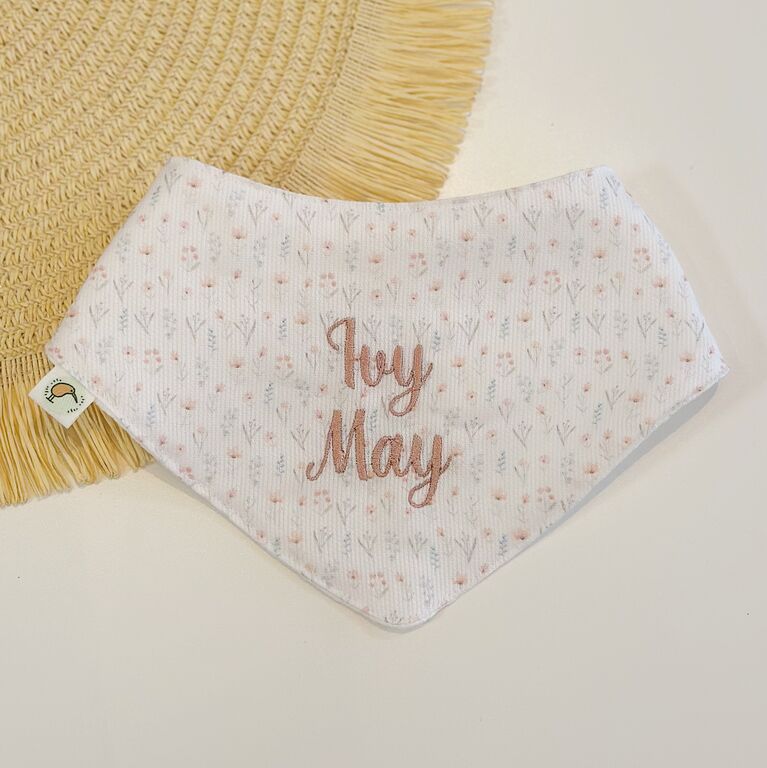 Bandana bebé personalizada de tela flores nube y gofre blanco