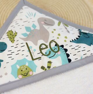 Capa de baño bebé personalizada con capucha de tela happy dinos